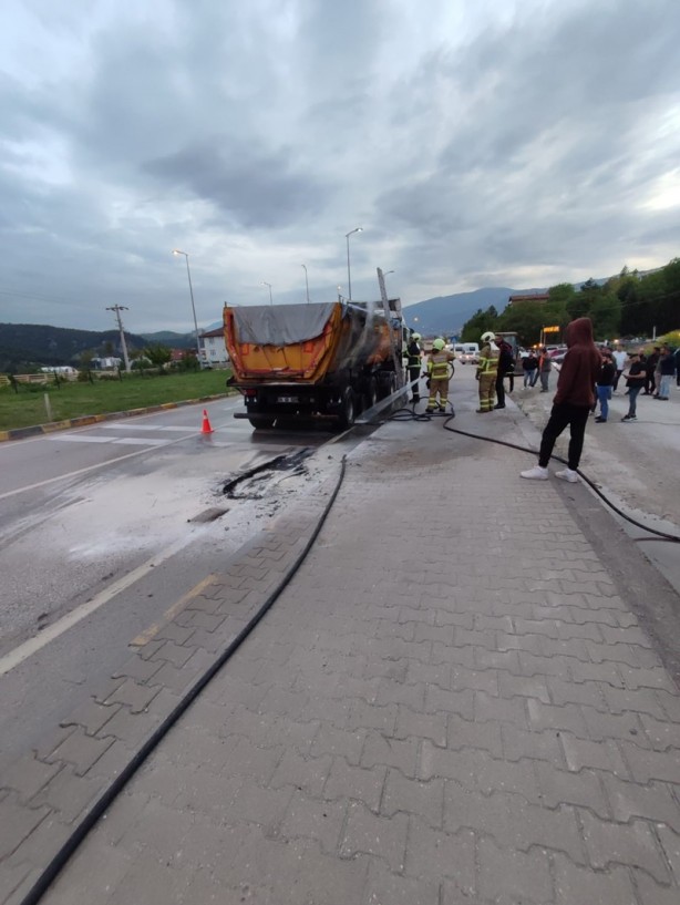 Foto - Seyir halindeki tırın tekerleri yandı