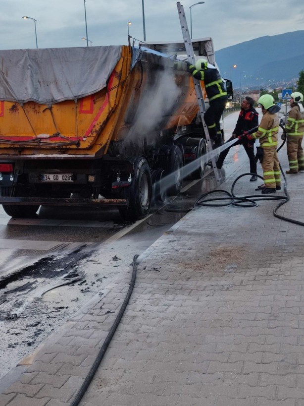 Foto - Seyir halindeki tırın tekerleri yandı
