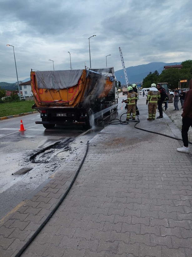 Foto - Seyir halindeki tırın tekerleri yandı