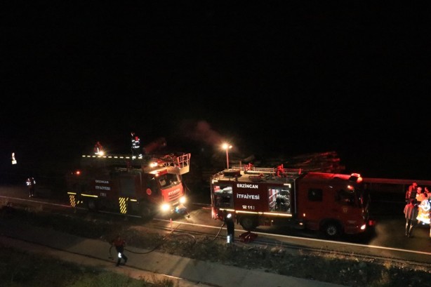 Foto - Seyir halindeki tomruk yüklü tır alev alev yandı