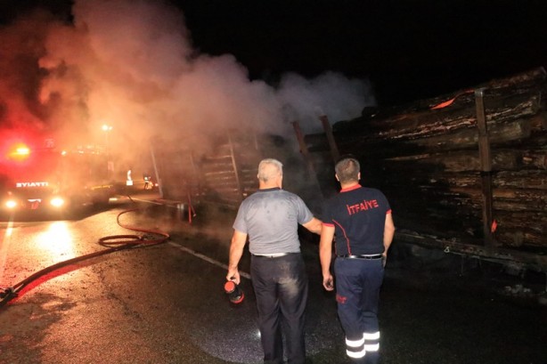 Foto - Seyir halindeki tomruk yüklü tır alev alev yandı