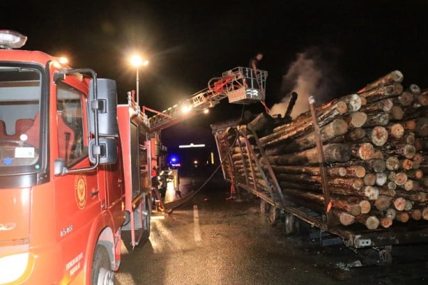 Foto - Seyir halindeki tomruk yüklü tır alev alev yandı