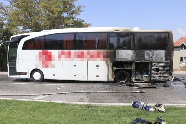 Seyir halindeki yolcu otobüsü alev aldı
