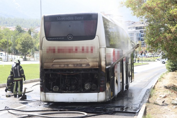 Foto - Seyir halindeki yolcu otobüsü alev aldı