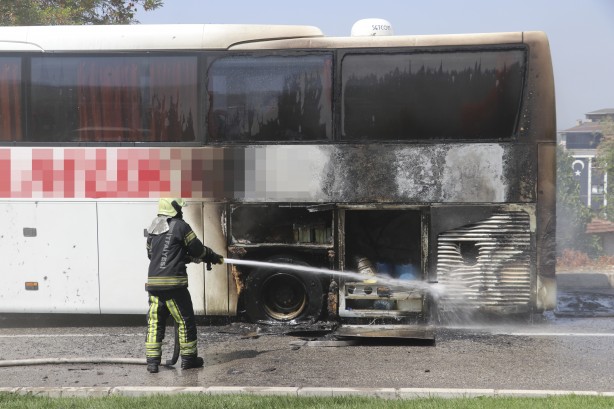 Foto - Seyir halindeki yolcu otobüsü alev aldı