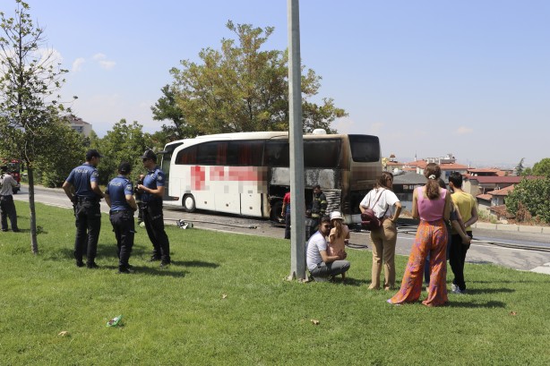 Foto - Seyir halindeki yolcu otobüsü alev aldı