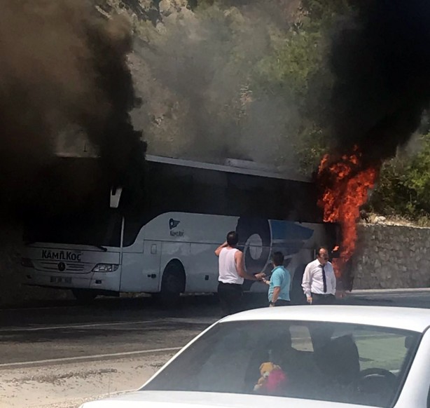 Foto - Seyir halindeki yolcu otobüsü alev alev yandı!