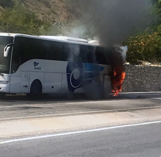 Foto - Seyir halindeki yolcu otobüsü alev alev yandı!