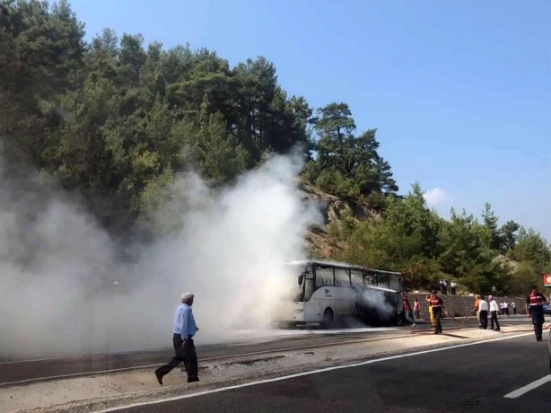 Foto - Seyir halindeki yolcu otobüsü alev alev yandı!