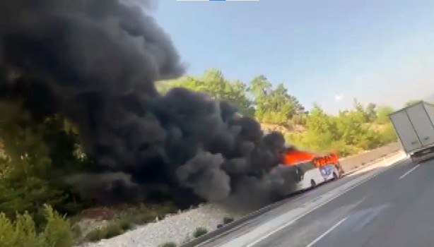 Seyir halindeki yolcu otobüsü alev alev yandı!