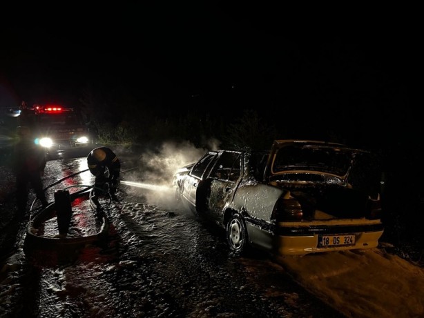 Seyir halindeyken alevlere teslim olan otomobil kullanılmaz hale geldi