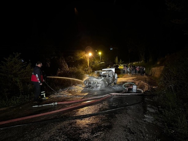 Foto - Seyir halindeyken alevlere teslim olan otomobil kullanılmaz hale geldi