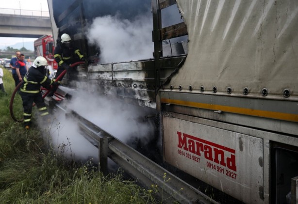 Foto - Seyir halindeyken yanan tır kullanılamaz hale geldi