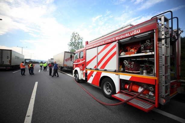 Foto - Seyir halindeyken yanan tır kullanılamaz hale geldi
