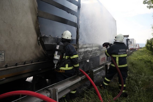 Seyir halindeyken yanan tır kullanılamaz hale geldi