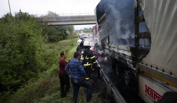 Foto - Seyir halindeyken yanan tır kullanılamaz hale geldi