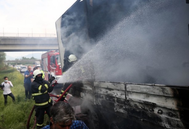 Foto - Seyir halindeyken yanan tır kullanılamaz hale geldi
