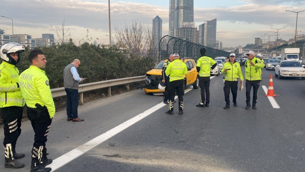 Seyrantepe TEM Otoyolu’nda feci kaza: Ölü ve yaralı var