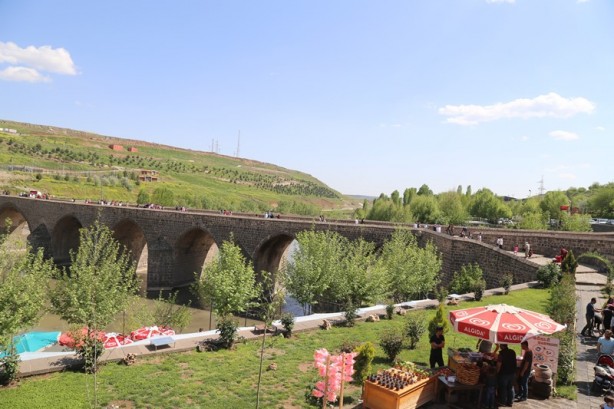 Foto - Seyrine doyulmaz bir yapı: On Gözlü Köprü