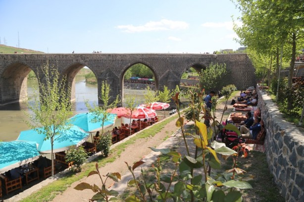 Foto - Seyrine doyulmaz bir yapı: On Gözlü Köprü