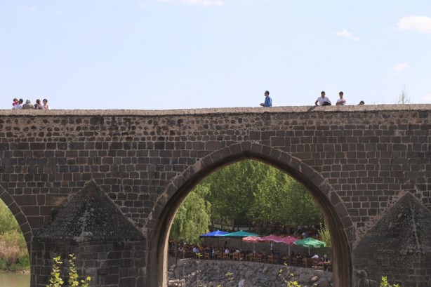 Foto - Seyrine doyulmaz bir yapı: On Gözlü Köprü