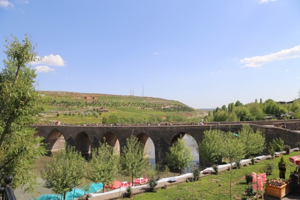 Foto - Seyrine doyulmaz bir yapı: On Gözlü Köprü