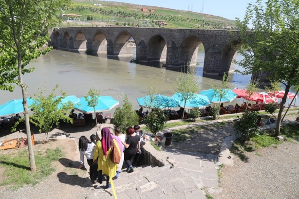 Foto - Seyrine doyulmaz bir yapı: On Gözlü Köprü