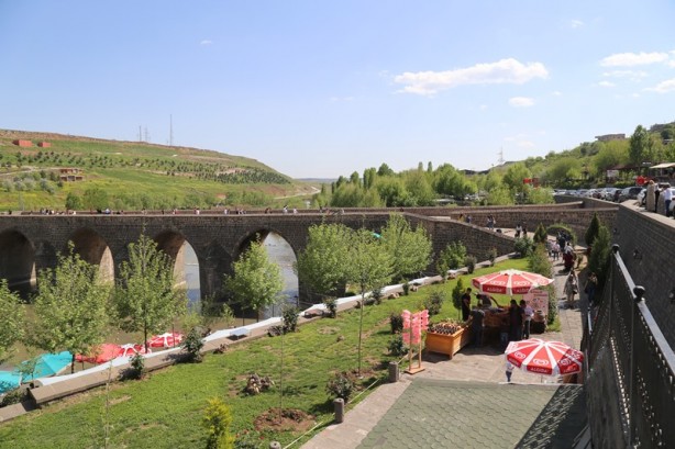 Foto - Seyrine doyulmaz bir yapı: On Gözlü Köprü