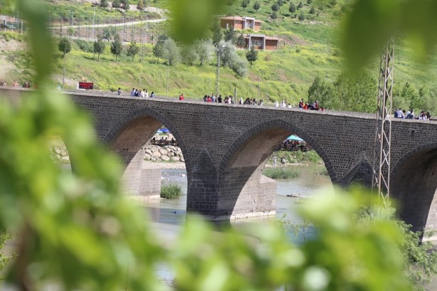 Seyrine doyulmaz bir yapı: On Gözlü Köprü