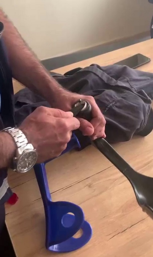 Foto - Şeytanın aklına gelmez! Dilencinin paraları gizlediği yere bakın