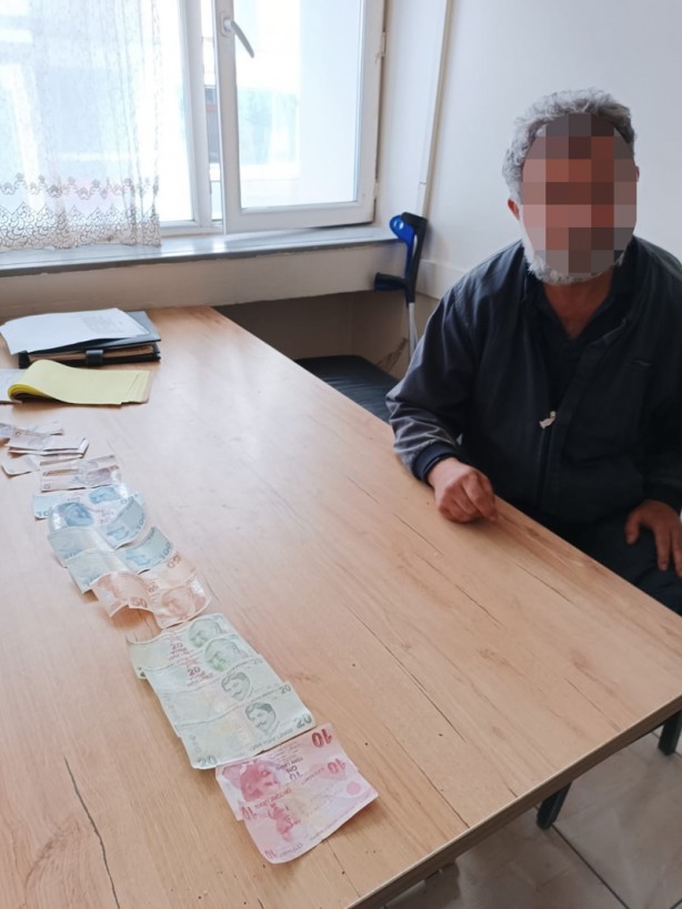 Foto - Şeytanın aklına gelmez! Dilencinin paraları gizlediği yere bakın