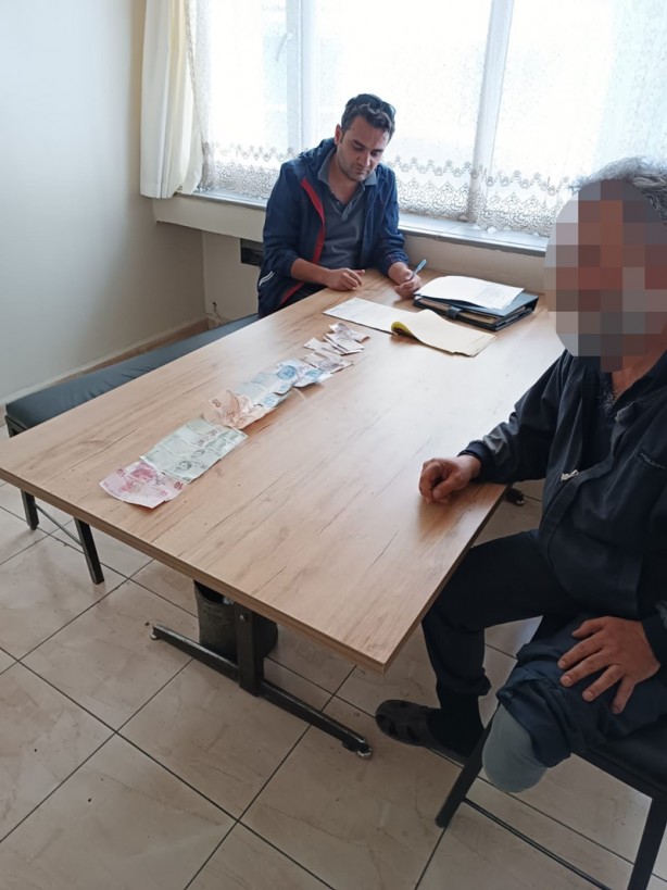 Foto - Şeytanın aklına gelmez! Dilencinin paraları gizlediği yere bakın