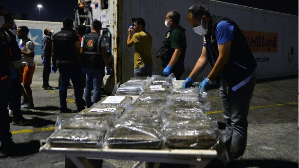 Foto - Şeytanın bile aklına gelmez! Mersin’deki muz kolilerinde bakın ne çıktı