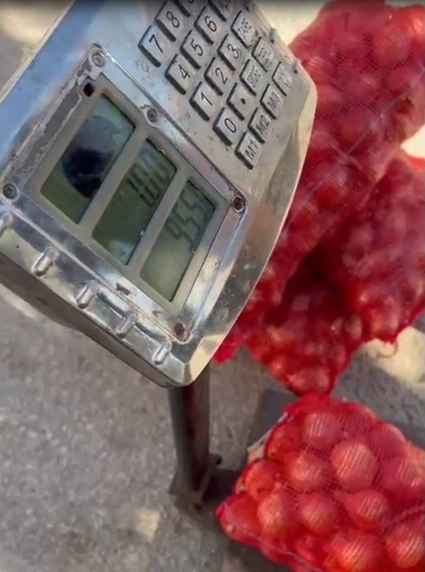 Foto - Seyyar satıcıdan şüphelenen zabıta, soğan çuvallarını tartınca şaştı kaldı! Gerçek ortaya çıktı! Rezalet ki ne rezalet