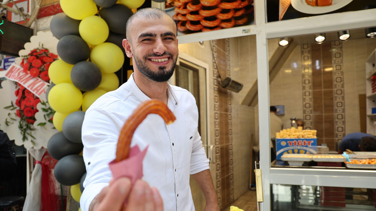 Seyyarlıktan dükkan sahipliğine! 23 yaşındaki Lokman’ın tatlı başarısı