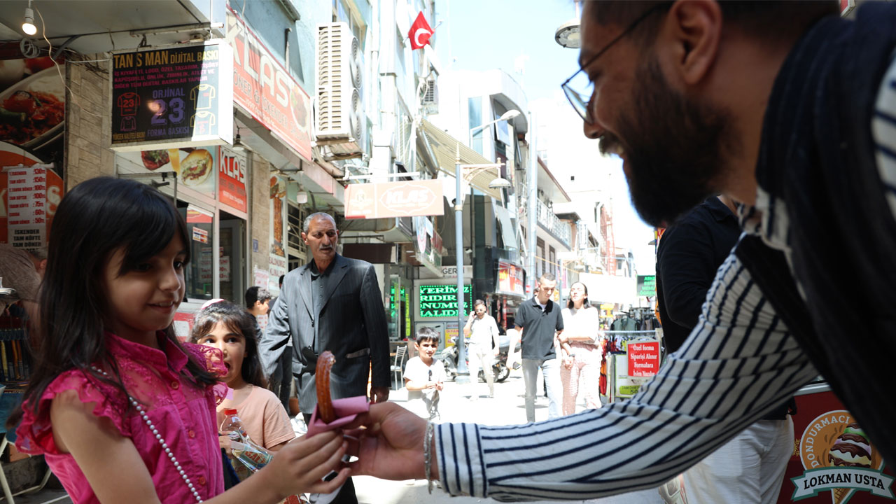 Foto - Seyyarlıktan dükkan sahipliğine! 23 yaşındaki Lokman’ın tatlı başarısı