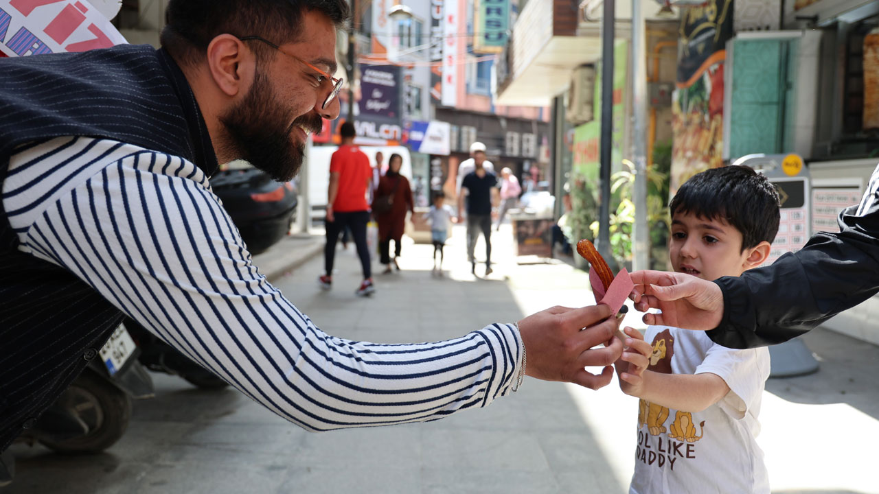Foto - Seyyarlıktan dükkan sahipliğine! 23 yaşındaki Lokman’ın tatlı başarısı