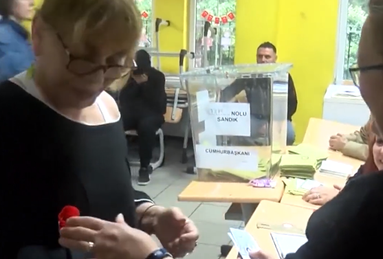 Sandık görevlisinden Sezen Aksu'ya uyarı! İlginç anlar...