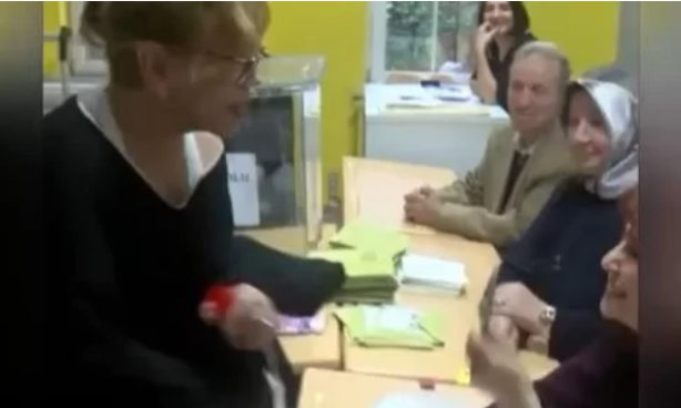 Foto - Sandık görevlisinden Sezen Aksu'ya uyarı! İlginç anlar...