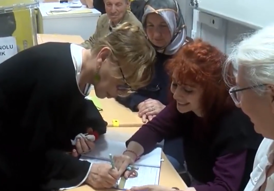 Foto - Sandık görevlisinden Sezen Aksu'ya uyarı! İlginç anlar...