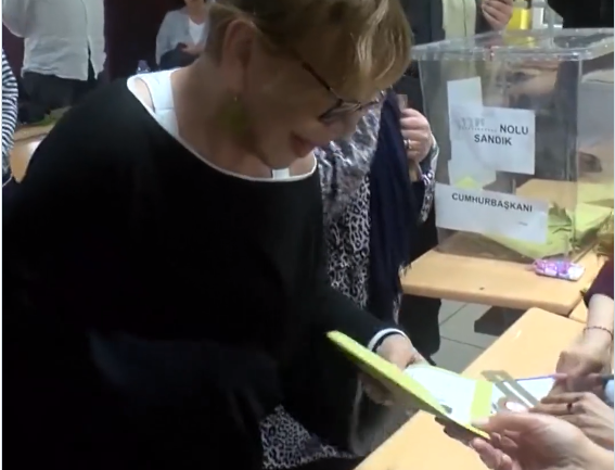 Foto - Sandık görevlisinden Sezen Aksu'ya uyarı! İlginç anlar...