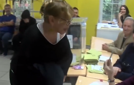 Foto - Sandık görevlisinden Sezen Aksu'ya uyarı! İlginç anlar...