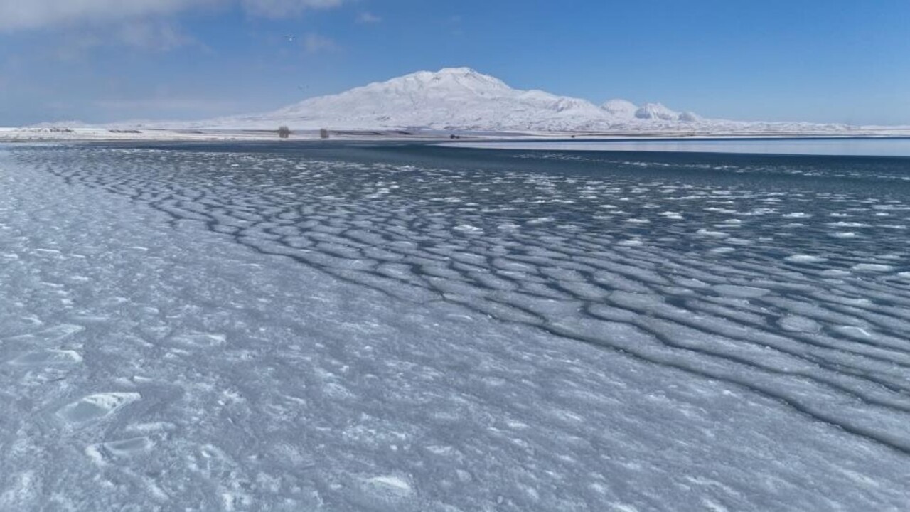 Foto - Sibirya soğukları Van Gölü’nü buz pistine döndürdü