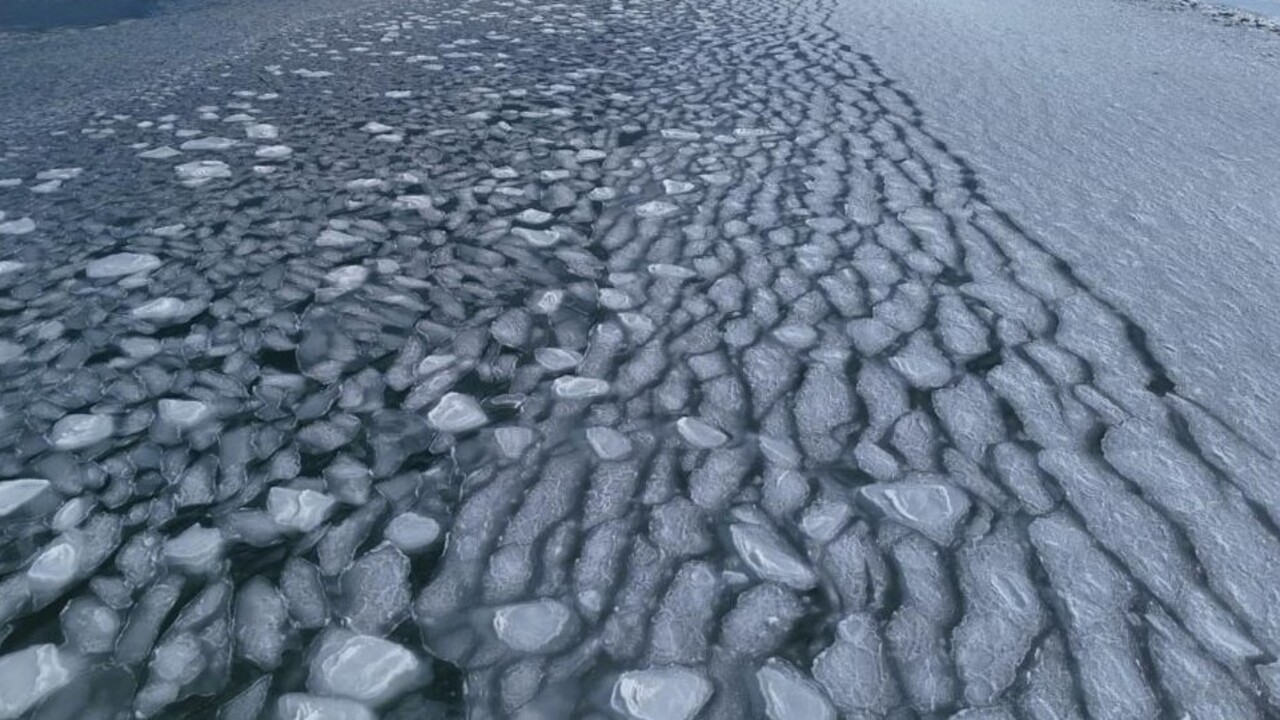 Sibirya soğukları Van Gölü’nü buz pistine döndürdü