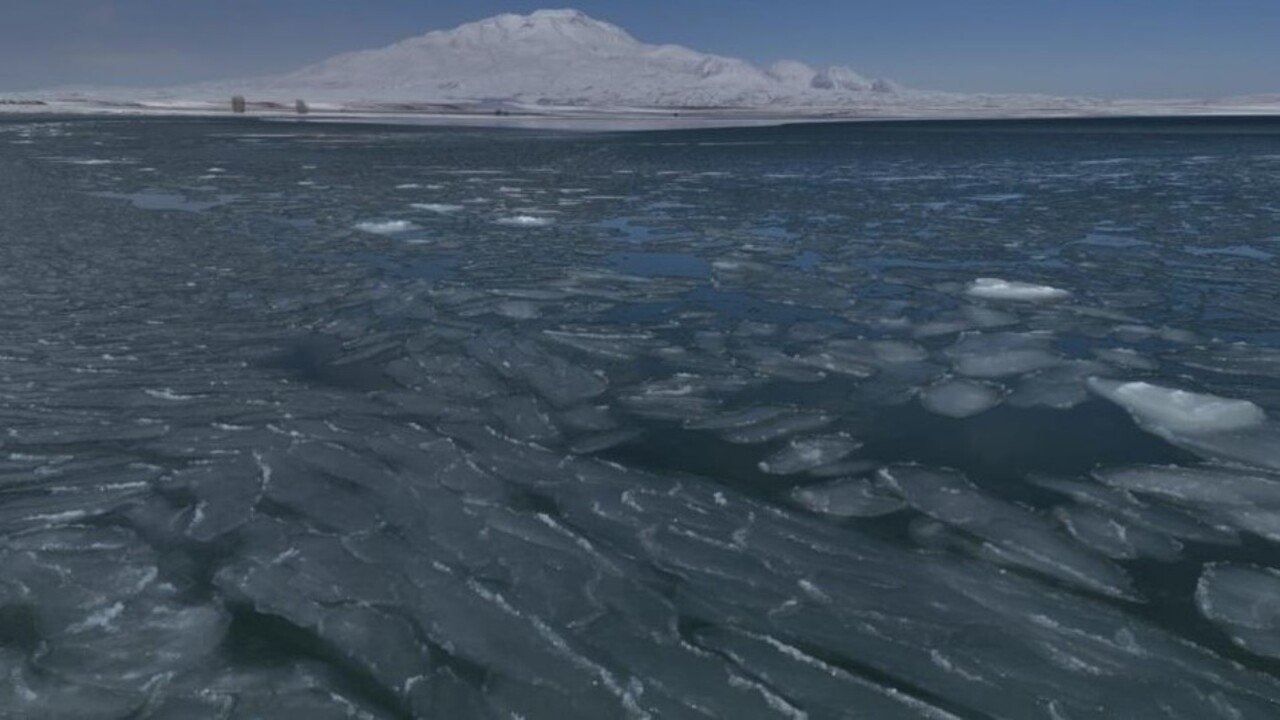 Foto - Sibirya soğukları Van Gölü’nü buz pistine döndürdü