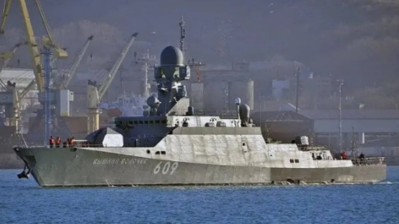 Foto - Sıcak gelişme! İHA'lardan kaçan Rus savaş gemisi Türk gemisine öyle bir şey yaptı ki...