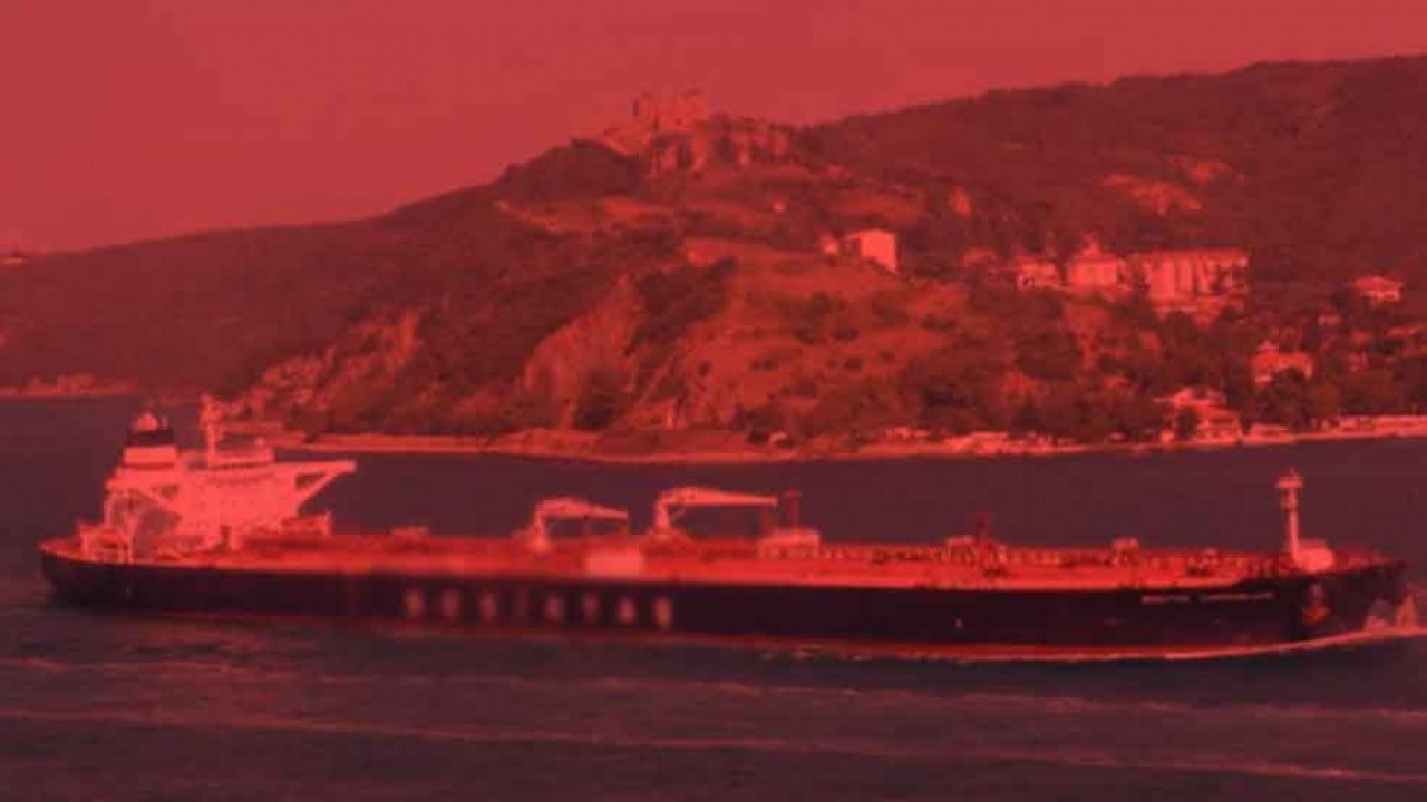 Sıcak gelişme: İstanbul Boğazı'na yaklaşan gemi vuruldu