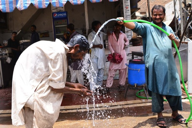 Foto - Sıcak hava etkisini sürdürüyor! Pakistanlılar hortumla yıkandı