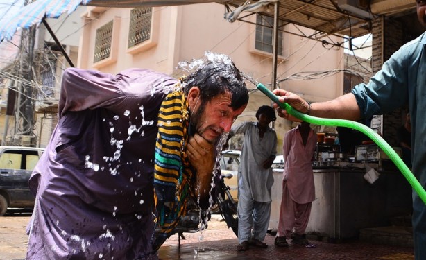 Foto - Sıcak hava etkisini sürdürüyor! Pakistanlılar hortumla yıkandı