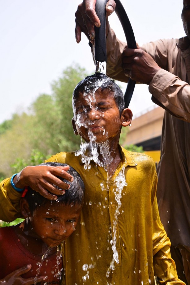 Foto - Sıcak hava etkisini sürdürüyor! Pakistanlılar hortumla yıkandı
